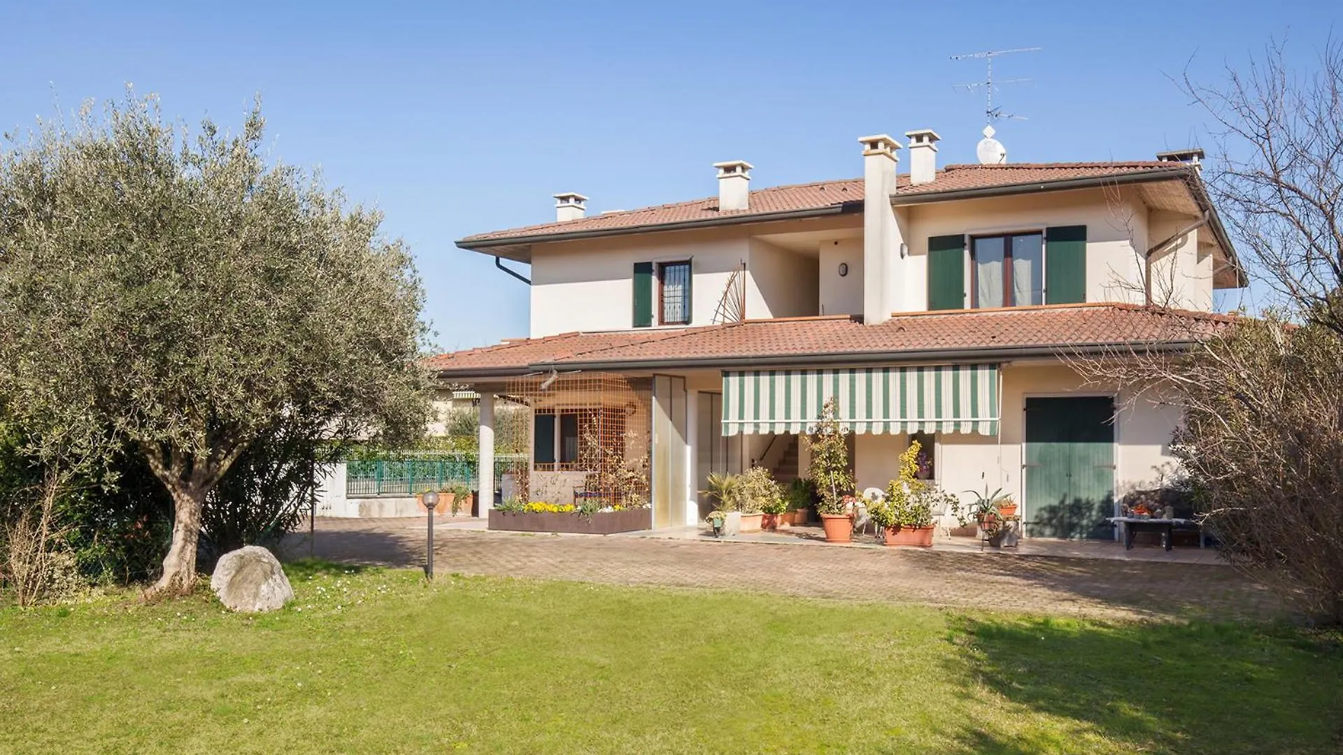 Casa Azzurra-Comodo Appartamento In Villa Peschiera del Garda